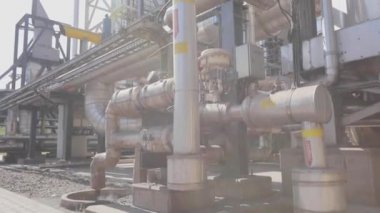 Fabrikada bir sürü büyük parlak borular var. Büyük metal parlak borular.