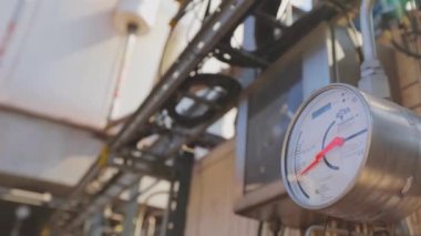Fabrikada basınç göstergesi, endüstriyel basınç göstergesinde ok hareketi. Endüstriyel basınç göstergesi