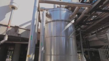 Modern bitki. Modern bir fabrikada parlak depolama tankları. Fabrikadaki modern boru hattı