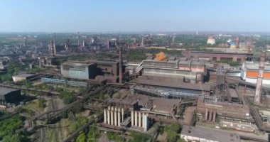 Üst görüşü yerleştir. Büyük, modern bir fabrika manzarası. Endüstri dışı