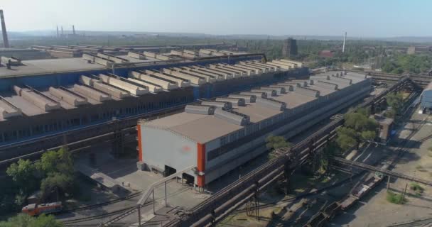 Vlucht over het terrein van de fabriek. Grote werkplaatsen, uitzicht vanuit de lucht. Vlieg over de productiehallen. Moderne productiehallen bovenaanzicht — Stockvideo