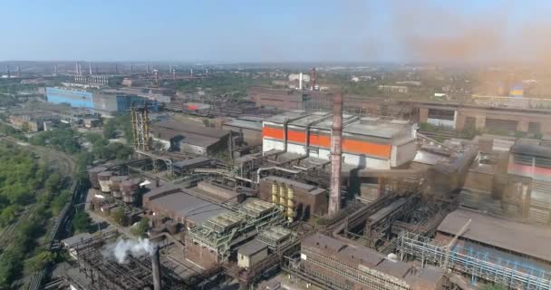 Flygfoto av en stor metallurgisk anläggning. Flyg över ett stort metallverk. Rök från anläggningens ovanifrån — Stockvideo