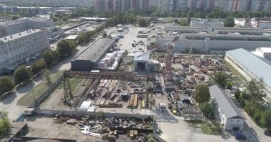 Metal depo hava görüntüsü. Metal ürünleri olan bir depo. Fabrika deposu hava görüntüsü