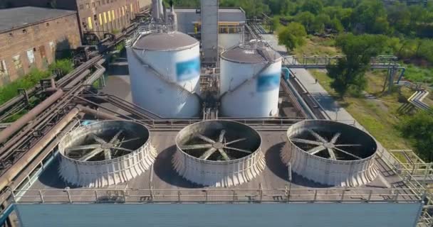 Grande fã industrial. Sistema de resfriamento em uma visão aérea de fábrica. Ventiladores de refrigeração na vista aérea da planta. — Vídeo de Stock