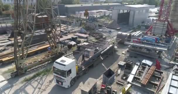Het laden van een vrachtwagen met een metalen product luchtfoto. Het metaoïsche product wordt in de truck geladen. Magazijn met metaal — Stockvideo