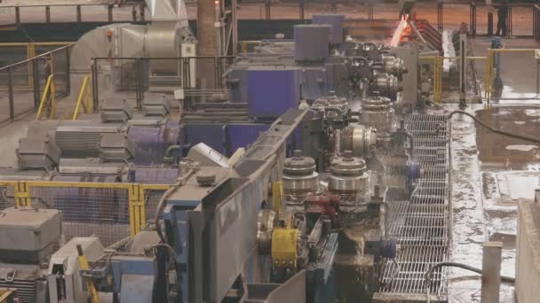 Processo de produção de metal em uma fábrica metalúrgica. Fábrica metalúrgica moderna. Metal quente vermelho em uma fábrica moderna. — Vídeo de Stock