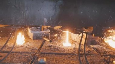 Metalurji fabrikasında metal üretim süreci. Modern metalurji fabrikası. Modern bir fabrikada kırmızı sıcak metal..