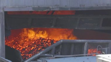 Kokain işleminden sonra kokain fırınının kömürü soğuyor. Kola fırını kömür üretimi. Metalurji girişimi