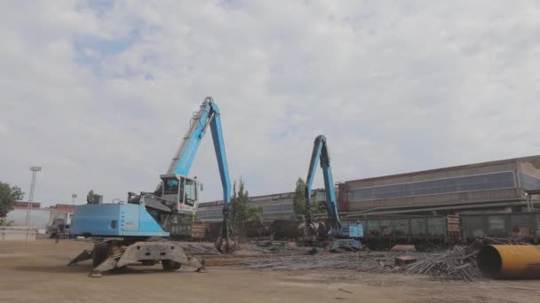 Riciclaggio rifiuti metallici, cantiere di riciclaggio dei metalli. Riciclaggio del metallo. Escavatore con impugnatura — Video Stock