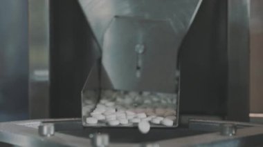 Bir sürü beyaz hap var. Yuvarlak beyaz haplar. Tablet üretim süreci yakın plan