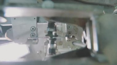 Tüplere krema doldurmak için otomatik makine. Krema paketleme tüpleri yakın çekim