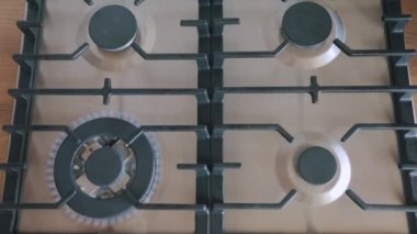 Su ısıtıcısını kapatıyorum. Gaz sobasını kapatıyoruz. Ocakta yakın çekim yangın.