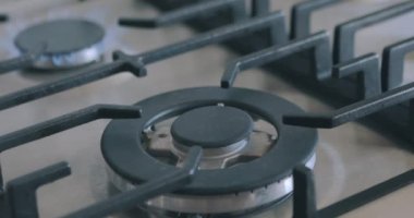 Gaz ocağında yemek pişirmek. Gaz ocağını açıyorum. Gaz sobasını açıyorum..