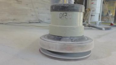 İnşaat alanında beton işleme işlemi. Beton öğütme işlemine yakın çekim. Beton öğütücü.