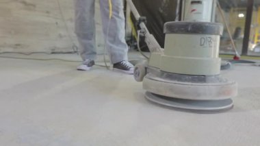 İnşaat alanında beton zeminde çalışıyorum. İnşaat alanında çalışma süreci. İşçiler beton döşeme yapıyor