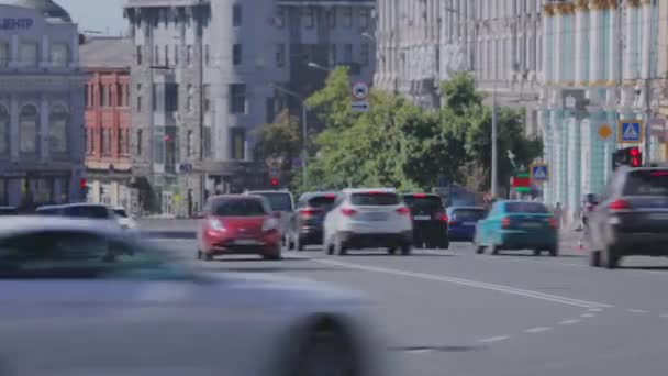 Jalan dengan mobil akan waktu selang. Mobil di kota. Lintas waktu lalu lintas kota yang berat — Stok Video