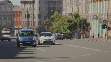 Arabalı geniş bir yol. Arabalar yola koyulur. Şehirde arabalar var..