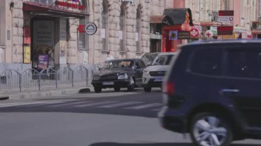 Büyük şehir. Büyük bir şehirde insanlar ve arabalar. Kentsel çevre