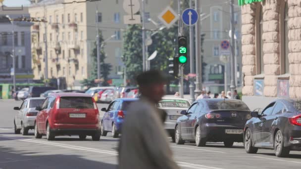 Światła drogowe zielone. Samochody na rozdrożu. Skrzyżowanie w metropolii — Wideo stockowe