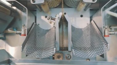 Tabletli nakliye hattı. Bir fabrikada uyuşturucu üretimi süreci. Modern bir fabrikada tablet üretimi.