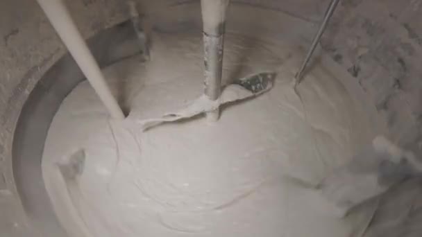 工場でクリームを攪拌.クリーム調製プロセス.化粧品クリームの製造. — ストック動画