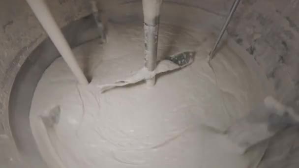 Mescolare la panna in fabbrica. Processo di preparazione della crema. Preparazione di crema cosmetica. — Video Stock