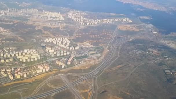 비행기 창문으로 도시의 모습을 바라본다. Megapolis view by plane window — 비디오