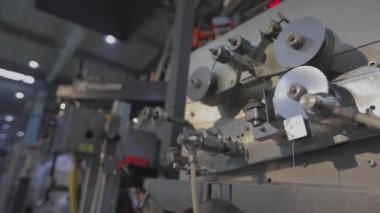 Yakından çalışma mekanizması, fabrikadaki parıltının dönüşü. Kablo üretimi