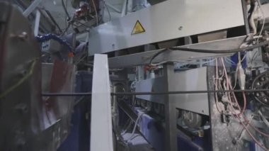 Fabrikada kablo yalıtım işlemi. Kablo Yalıtım Makinesi. Kablo yalıtımı