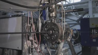 Fabrikada kablo yalıtım işlemi. Kablo Yalıtım Makinesi. Kablo yalıtımı