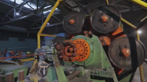 Rézhuzal keverése. A gép rézhuzalt kevert egy gyárban. A kábel gyártására szolgáló üzem. Rézkábel közeli felvétele. — Stock videók