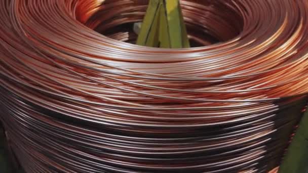 Fabricación de cables de cobre. Cable de cobre, una bobina de cable de cobre. — Vídeo de stock