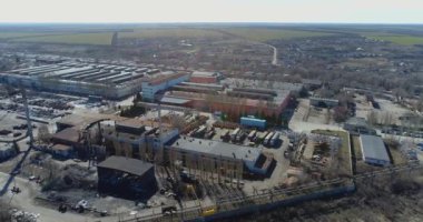 Üst görüşü yerleştir. Büyük fabrika hava manzarası, büyük bir fabrikanın dışı..