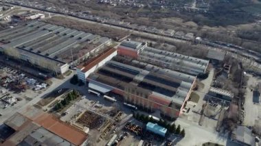 Büyük bir fabrikanın havadan görünüşü. Fabrikanın endüstriyel dış cephesi