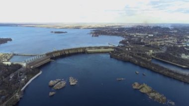 Zaporozhye şehrinde bir baraj. Büyük baraj hava manzarası. Havadan hidroelektrik santrali, Zaporizhia, Ukrayna