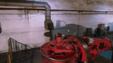 Kablo üretim süreci. Parçalanmış kabloyu birleştirin. Fabrikadaki kablo üretimi için modern ekipman.