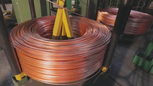 Процес виробництва мідного кабелю на сучасному заводі. Сучасне виробництво кабелів, кабельний завод . — стокове відео