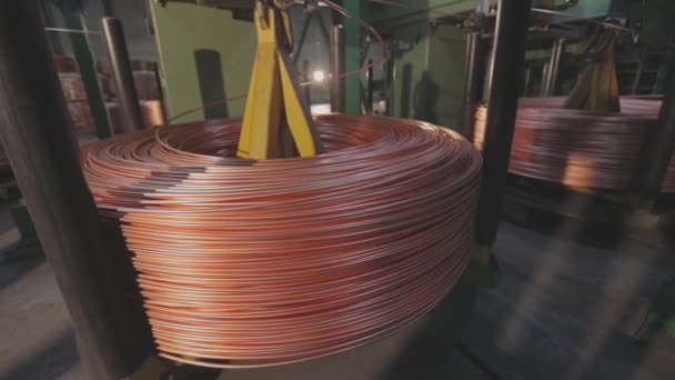 Primer plano de fabricación de cables de cobre. Cable de cobre, una bobina de cable de cobre. — Vídeo de stock