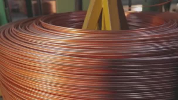 Fábrica de cable. El cable de cobre se retuerce en una madeja. Proceso de fabricación de cables de cobre. — Vídeos de Stock