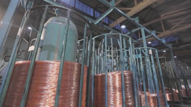 Dentro da oficina de fabricação de cabos, interior industrial. Fabricação de cabos de cobre, — Vídeo de Stock