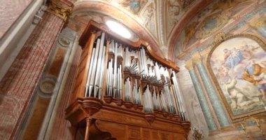 Bir adam kilise orgu çalıyor, güzel bir İtalyan kilisesinde bir org.