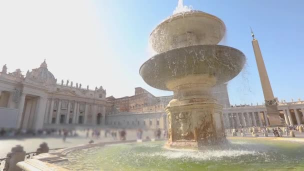 Συντριβάνι Fontana del Bernini, sinistra στην πλατεία St. Peters αργή κίνηση. Συντριβάνι στην πλατεία του Αγίου Πέτρου. Ιταλία, Ρώμη. — Αρχείο Βίντεο