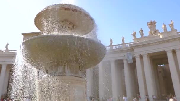 Het St. Peters plein. Italië, Rome. Slow Motion Fontein in St. Peters Square. — Stockvideo