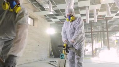 Profesyonel inşaat işçileri. İnşaat alanında çalışma süreci. Perakende satış tesislerinin inşaatı