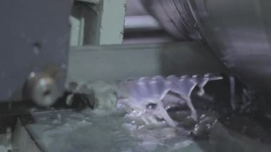 Testere bıçağı yakın çekim. Metal bir iş parçasını yakın plan kesme işlemi. Yakın plan testere dişleri.