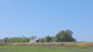 Kamyon otoyol boyunca gider, diğer kamyonlar toplantıya gider. Yury yol boyunca araba sürüyor.