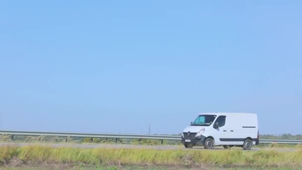 Coche en la carretera con buen tiempo. Los coches van en la carretera — Vídeos de Stock