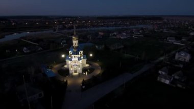 Kilise geceleri aydınlanıyordu. Geceleri ortodoks kilisesi. Ortodoks kilisesi geceleri havadan.