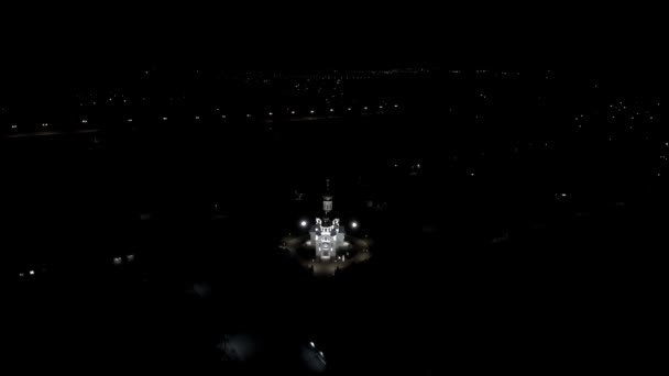 Chiesa illuminata di notte. Chiesa ortodossa di notte. Chiesa ortodossa dall'alto di notte. — Video Stock