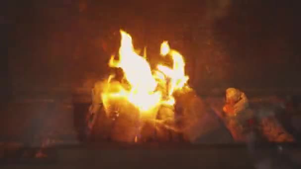 在壁炉里生火柴火在壁炉里燃烧.漂亮的木制壁炉 — 图库视频影像